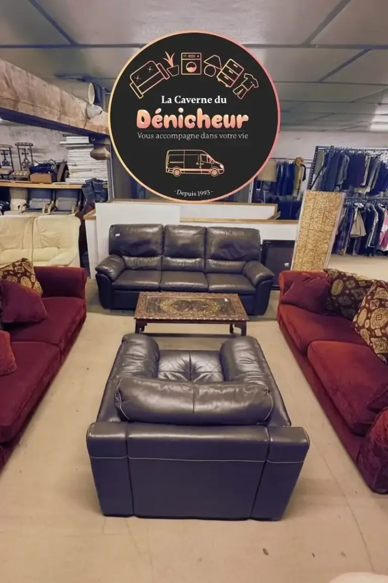 Un canapé en cuir au centre et des canapés rouges sur les côtés pour représenter un salon avec des meubles d'occasion